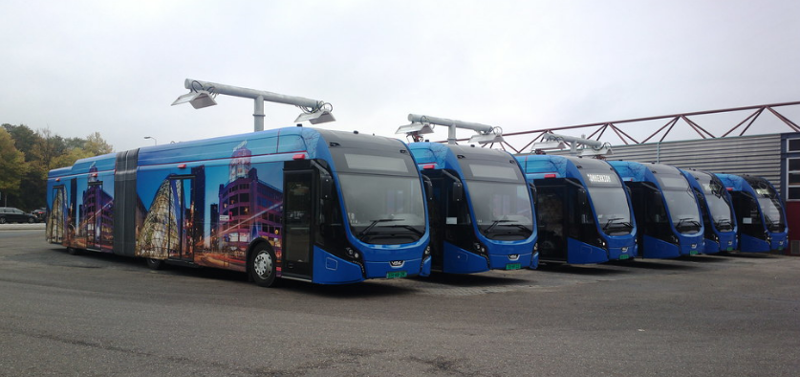 Hver anden bus der triller på vejen er grøn og de to-hjulede elkøretøjer overhaler med længder elbiler rundt om i verden Hver anden bus der triller på vejen er grøn og de to-hjulede elkøretøjer overhaler med længder elbiler rundt om i verden